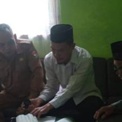 Kepala KUA Kecamatan Air Manjuto Tandatangani Akta Ikrar Wakaf Masjid Al-Hidayah