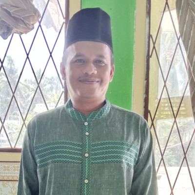 Penghulu KUA Kecamatan Air Periukan Bertindak sebagai Khatib Sholat Jumat Di Masjid Al-Mujahidin