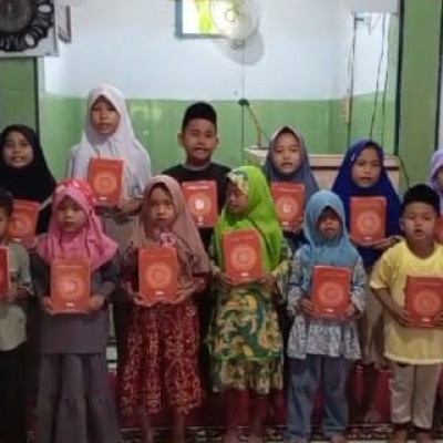 Terima Bantuan Al-Quran, Anak-Anak Binaan KUA Sukaraja Ucapkan Terimakasih