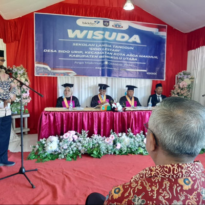 Wisuda Lansia sekaligus Memimpin Doa