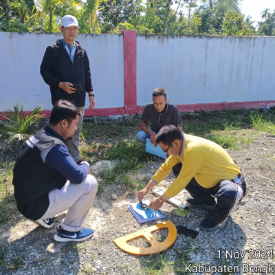 KUA Kecamatan Kota Arga Makmur Lakukan Pengukuran Arah Kiblat Pembangunan Mushalla Di Dukcapil