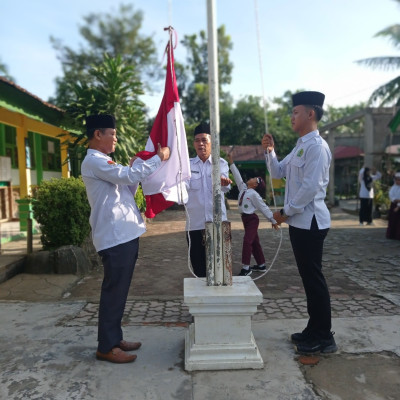 Hari Pahlawan Di MIN 2 Bengkulu Tengah: Guru Dan Staf Bersatu Dalam Khidmat Upacara