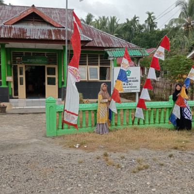 Semarak Hari Pahlawan KUA Kecamatan Air Periukan Pasang Umbul-Umbul