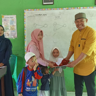 Dukung Pendidikan dan Ringankan Beban Orang Tua, MIM 10 Karang Anyar Bagikan Seragam Sekolah Gratis untuk Siswa Kelas 1