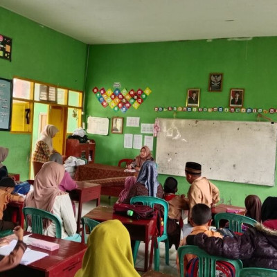 MIS GUPPI 12 Lubuk Kembang Salurkan Bantuan Seragam Sekolah untuk Siswa Kelas 1