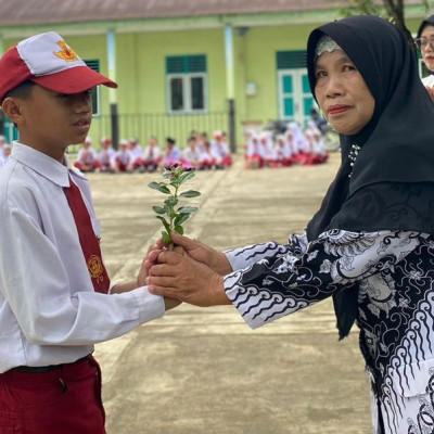 Kejutan Manis dari Siswa MIN 2 Rejang Lebong di Hari Guru Nasional