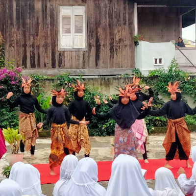 MI GUPPI 11 Talang Rimbo Meriahkan Peringatan Hari Guru Nasional dengan Berbagai Penampilan Kreatif