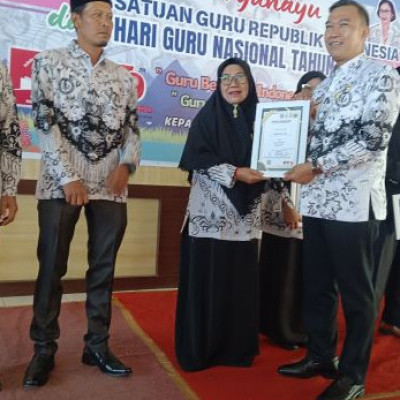 Guru MAN 2 Kepahiang Terima Penghargaan Guru Berdedikasi