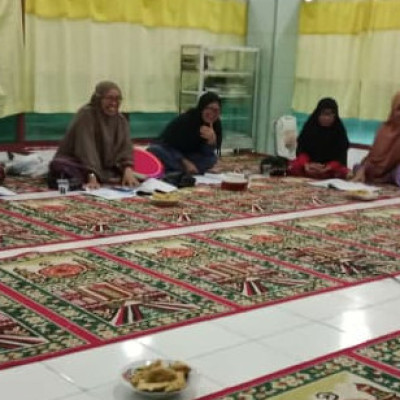 Penyuluh Agama Islam KUA Kecamatan Air Periukan Bersamai Majlis Taklim Dalam Pembacaan Kitab Al-Barzanji