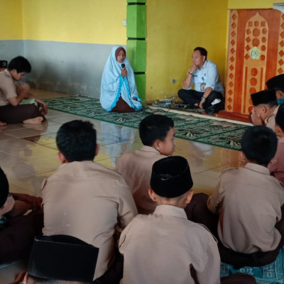 Pembinaan Karakter : Kepala MTsN 2 Rejang Lebong Uji Hafalan Doa Salat Dhuha Siswa