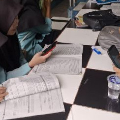 Smartphone Jadi Media Edukatif: Siswa MAN Rejang Lebong Kembangkan Wawasan Lewat Diskusi dan Kelompok Belajar Teman Sebaya