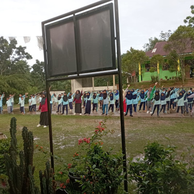 Pelaksanaan Senam Bersama Dewan Guru dan Siswa/i Kelas 4-5 MIN 2 Bengkulu Utara dalam Rangka Memperingati HAB Kementerian Agama RI ke-79