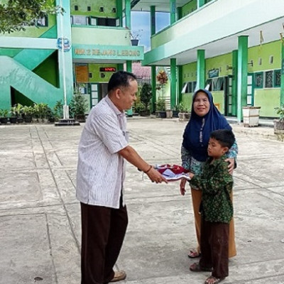 MIN 2 RL Terima Bantuan 27 Paket Seragam Sekolah dari Diknas Rejang Lebong