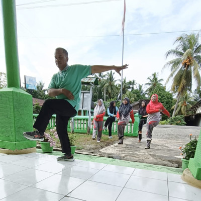 KUA Kecamatan Air Periukan Lakukan Aktifitas  Senam Sehat dan Gembira Di Lapangan Kantor