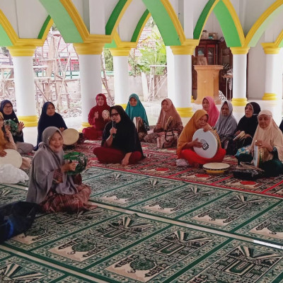 Penyuluh Agama Islam KUA Kecamatan Air Periukan Bersamai Jamaah Majlis Taklim Dalam Pembacaan Al-Barzanji