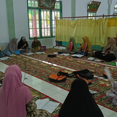 Penyuluh Agama Islam KUA Kecamatan Air Periukan Bimbing Jamaah Majlis Dalam Belajar Al Barzanji