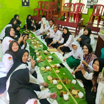 Peringati Hari Guru Nasional, Guru Dan Tenaga Kependidikan MIN 2 Bengkulu Tengah Gelar Makan Bersama