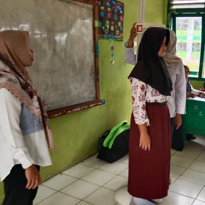 Pemeriksaan kesehatan Murid Secara berkala  MIN 6 Seluma