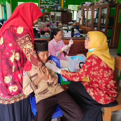 MIN 2 Bengkulu Tengah Gelar Imunisasi Untuk Siswa Kerja Sama Dengan Puskesmas Bentiring