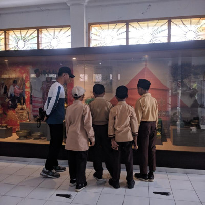 Siswa Kelas 5 Dan 6 MIN 2 Bengkulu Tengah Lakukan Kunjungan Edukasi Ke Museum Provinsi Dan Perpustakaan Daerah