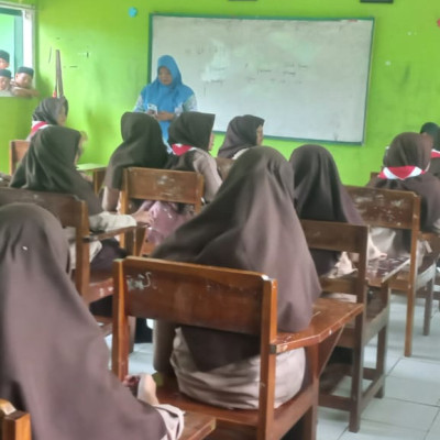 Tenaga Kesehatan Puskesmas Lubuk Pinang Melakukan Pengecekan HB dan FE Siswa MTsN 5 Mukomuko