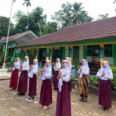 Siswi MIN 2 Bengkulu Tengah Siap Sambut Tamu Istimewa Dengan Tarian Budaya Memukau