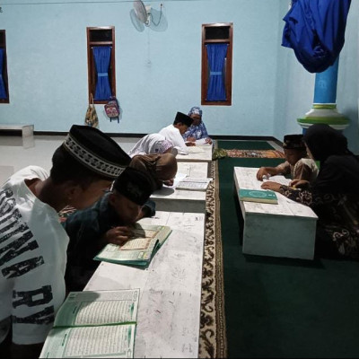 Bersama TPQ Ar-Rohman, Penyuluh Agama Islam KUA Kecamatan Air Periukan  Tingkatkan Kualitas Rutin Belajar Baca Tulis Al-Qur'an