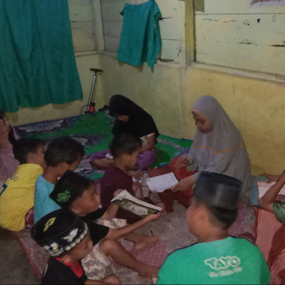 PAI KUA Kecamatan Seluma Barat Membimbing Anak TPQ Al-Ikhlas Untuk Gemar Membaca Sholawat