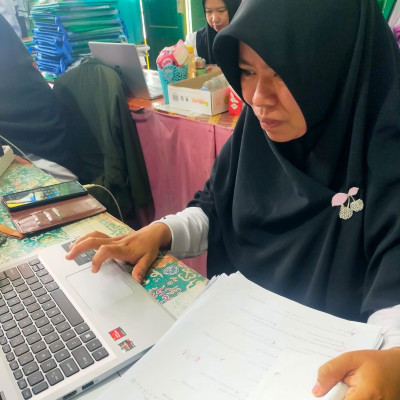 Penuh Konsentrasi Guru MIN 1 Bengkulu Tengah Lakukan Pengisian Raport Digital Madrasah (RDM)