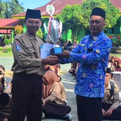 Kepala MTsN 2 Mukomuko Serahkan Piala Bergilir Juara Umum Class Meeting Semester Ganjil Tahun Pelajaran 2024/2025