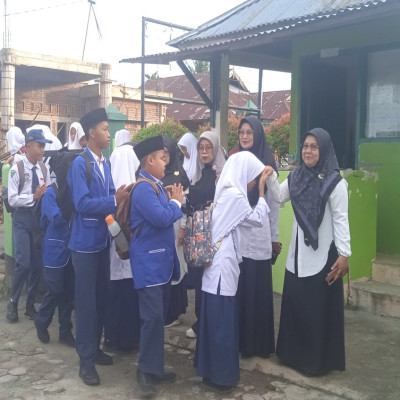 Guru MTsN 2 Kota Bengkulu Sambut Siswa Dengan 5 S