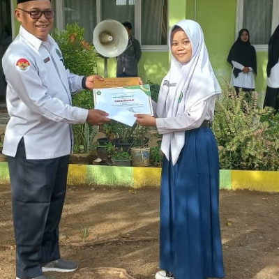 Awal Tahun Pelajaran, MTsN 5 Mukomuko Beri Hadiah Kepada Siswa Peraih Juara Umum