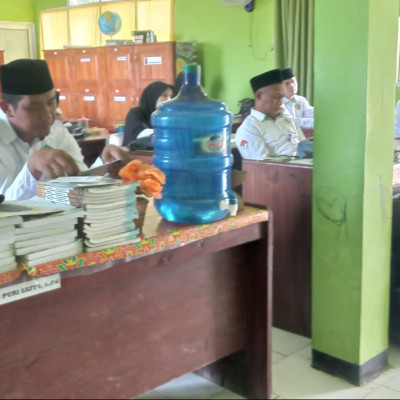 Atur Langkah Strategis,Kepala MtsN 5 Mukomuko adakan Adakan Rapat Evaluasi dan Pembagian Tugas