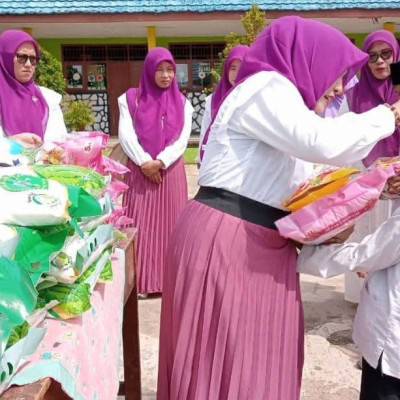 Jumat Berkah Dwp Kemenag Lebong Laksanakan Berbagi Kepada Anak Madrasah Yang Mampu