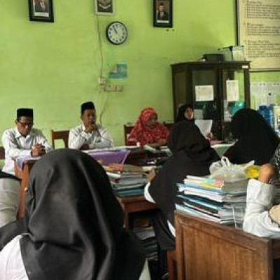 Kepala MTsN 2 Mukomuko Pimpin Rapat Pembagian Tugas Semester Genap Tahun Pelajaran 2024/2025