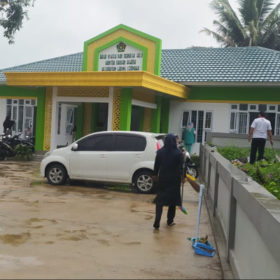 Tingkatkan Solidaritas Staf, KUA Gading Cempaka Aksi Bersih Bersih