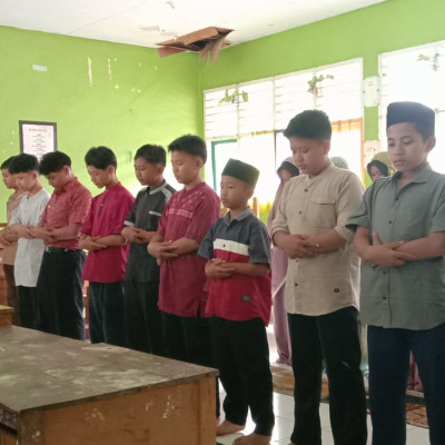 MTs N 2 Bengkulu Utara Biasakan Anak Sholat Duha