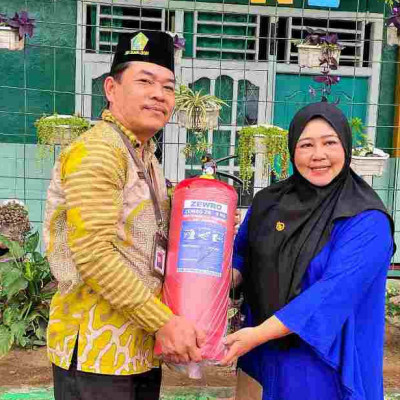 MIN 1 Rejang Lebong Terima Bantuan APAR dari Kelurahan Dusun Curup