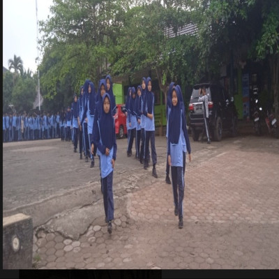 Keluarga Besar MTsN 2 Kota Bengkulu Gelar Jalan Santai Bersama