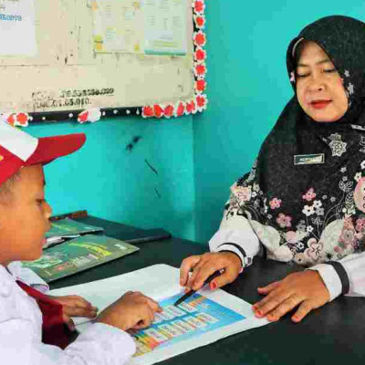 Melalui Program Literasi Kreatif , Guru MIN 1 Rejang Lebong Giat Tingkatkan Kemampuan Membaca Siswa Kelas 1