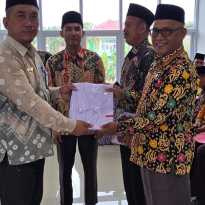 Kepala MTsN 5 Terima Bantuan Pakaian Seragam Siswa dari Pemerintah Kabupaten Mukomuko