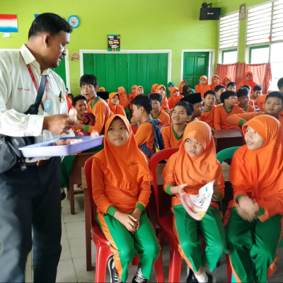 Siswa Kelas 5 MIN 2 Kobe, Gelar Minum Susu Bersama