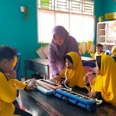 Tumbuhkan Minat Musik Sejak Dini, Guru MIN 1 Rejang Lebong Kenalkan Pianika Kepada Siswa