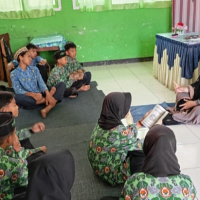 Bimbingan Pasca Shalat Zuhur: Guru MTs N 2 Filial Rejang Lebong Tekankan Hafalan Ayat Pendek Siswa