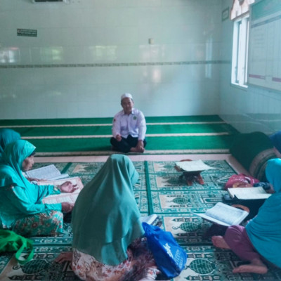 Penyuluh Agama Islam Karang Tinggi Ajarkan Baca Tulis Al-Qur'an