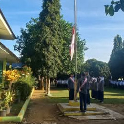 Pembina Upacara di MTsN 5 Mukomuko, Kabid Penmad : 'Siswa Harus Miliki Mental Juang yang Tangguh'