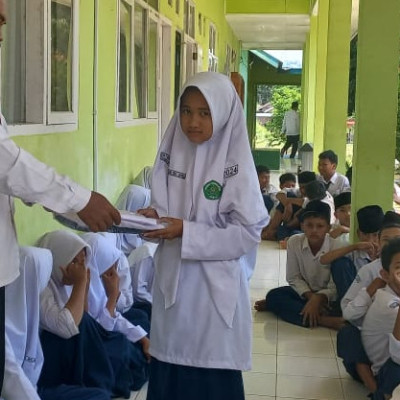 MTsN 5 Mukomuko Serahkan Pakaian Seragam Gratis Kepada Murid kelas VII