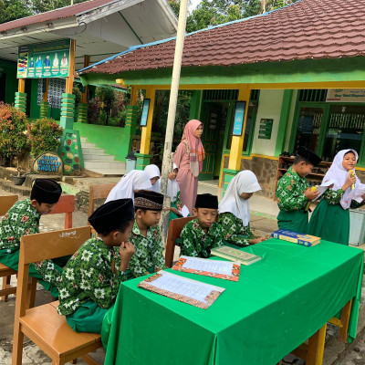 Latih Keberanian Dan Kepedulian, MIN 2 Bengkulu Tengah Giatkan Muhadharah Dan Infak Jumat