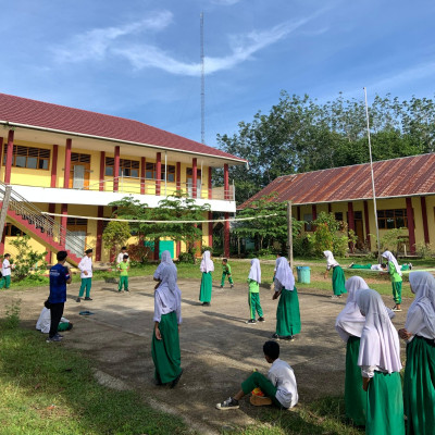 Siswa MIN 2 Bengkulu Tengah Berlatih Dengan Semangat Untuk Lomba Voli di MTs QJ Fair