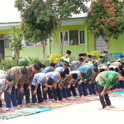 Siswa-Siswi MTs Muhammadiyah Curup Gelar Sholat Dhuha Berjamaah di Lapangan Sekolah